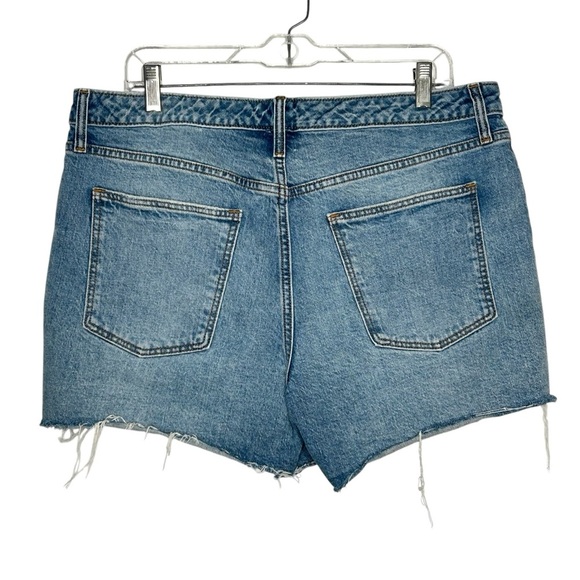 Universal Thread Med Wash Vintage Midi Distressed Cut Off Jean Shorts Sz 14 - Picture 2 of 11